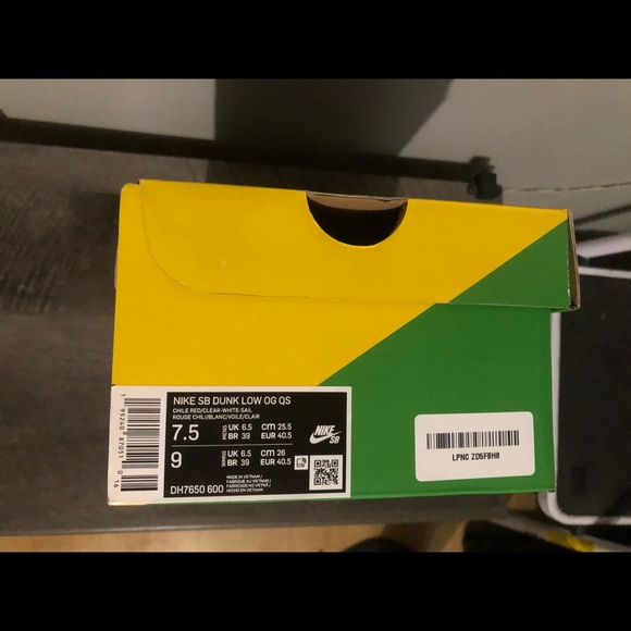 Nike SB Dunk Low x Stingwater Magic Mushroom - Picture 3 of 12